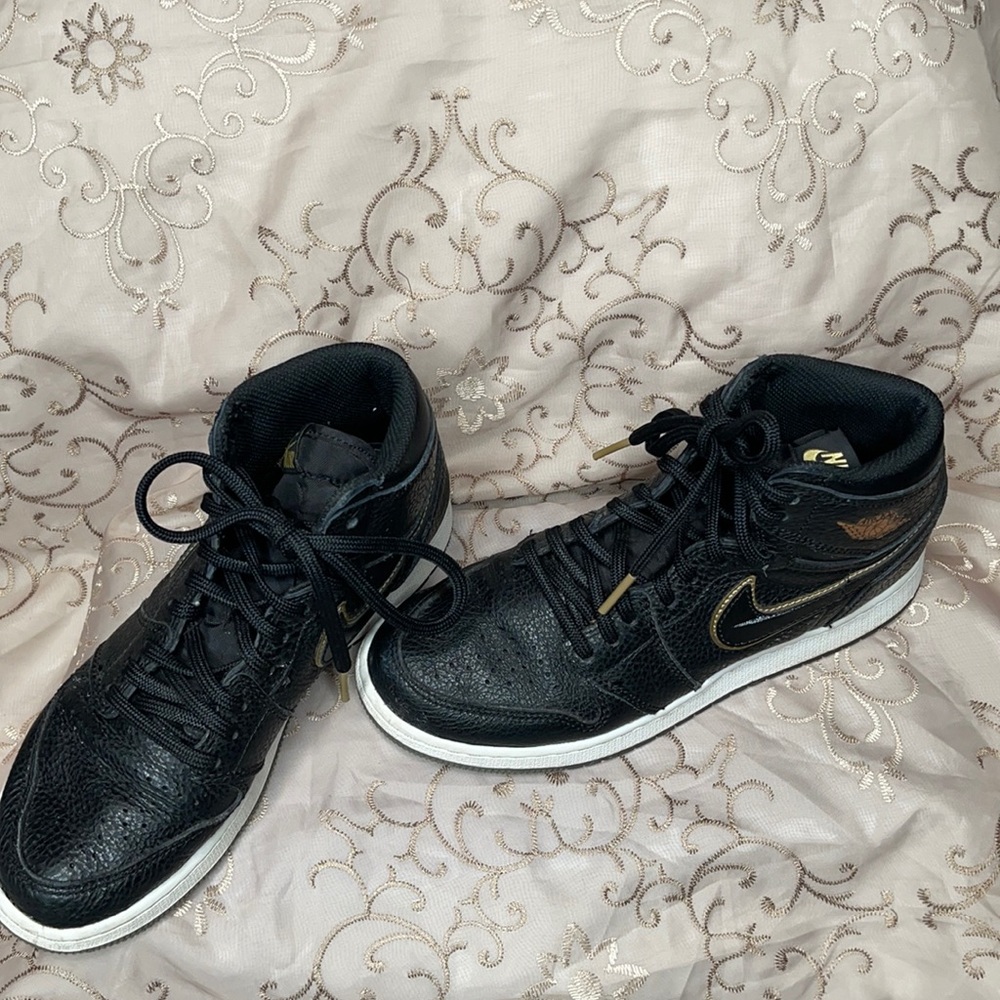 (SOLD)- Black w/Gold accent Air Jordan’s 6.5Y